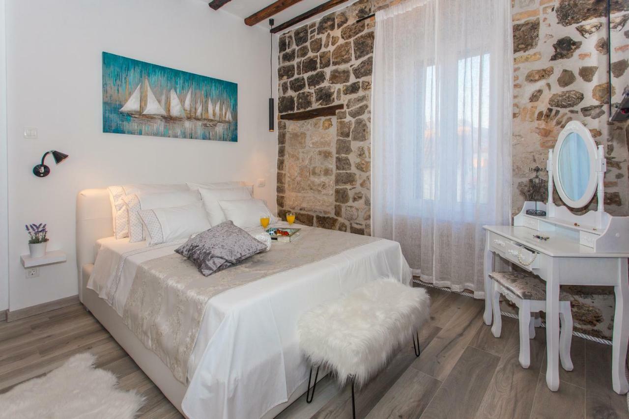 Seafront Apartment In Historical Cippico Castle Kastela Ngoại thất bức ảnh